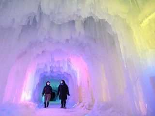 ญี่ปุ่นจัดงานเทศกาลน้ำแข็งที่มาพร้อมถ้ำขนาดใหญ่และไฟ LED กว่า 3 แสนดวง