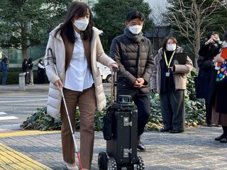 ญี่ปุ่นพัฒนา “AI กระเป๋านำทาง” ที่จะทำหน้าที่แทนสุนัขนำทางให้แก่ผู้พิการทางสายตา