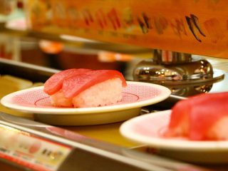ร้านซูชิสายพานญี่ปุ่นได้รับความเสียหายหนักหลังวัยรุ่นทำพฤติกรรมแผลงๆ  จนกลายเป็นประเด็นร้อน