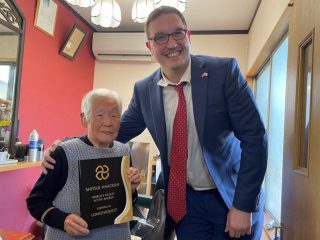 คุณยายญี่ปุ่นวัย 107 ปีครองตำแหน่ง​ “ช่างตัดผมที่อายุมากที่สุดในโลก”